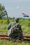 Een herbeleving van de oorlogsjaren 40-45 Tussen station Medemblik en Hoorn loopt een Nederlandse groep soldaten in een Duitse hinderlaag terwijl een trein vol met Duitse officieren en nsb leden passeert.