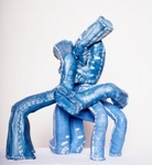 Ik zie een spijkerbroek als een compositie dat bestaat uit kleur, lijn, vorm, open/dicht, ritme , herhaling enz. Zodoende exposeer ik ook bij de modebiennale van Arnhem via denim gallery