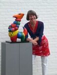Dit is een serie fantasiedieren van keramiek met acrylverf in felle kleuren in hoogte variërend van 25 tot 70 cm. Sommige dieren benaderen de werkelijkheid, zoals de panda, de olifant, de teckel en de giraffe. Anderen zijn volledig aan mijn eigen fantasie ontsproten, zoals de zwartkopslak, de blauwe rups, het bolletjesbeest en de schorpioen.
