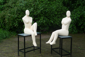 De eerste serie beelden is een beperkte weergave van de bevolking. Het stelt de werkende, wachtende of zich haastende mens voor. De tweede serie mensfiguren stelt een groep jongeren voor. Ik heb ze 'hangjongeren' genoemd. Het zouden misschien ook wel 'hangouderen' kunnen zijn. De derde serie is de schoonspringster in al haar houdingen.