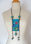 Hippie sieraden. Ze zijn allemaal geborduurd op stof met veel kleur. Ieder sieraad is uniek en zijn met veel zorg en liefde gemaakt. Ze zijn te koop:https://www.etsy.com/nl/shop/Siertriedsje?ref=hdr_shop_menu