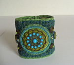 Dit zijn allemaal armbanden die met de hand zijn gemaakt. Een gedeelte is te koop in de online winkel en de anderen zijn ook te koop maar stuur dan even een berichtje voor meer info.