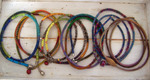sieraden die een rubber koord hebben waar omheen is gewikkeld met speciale garens, kant, lint en metaalgarens.