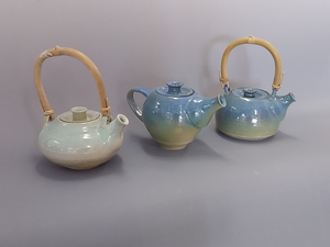 Gedraaid.Decoratie met engobe.Geglazuurd en op 1250 gestookt.
