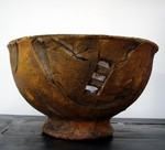 Mijn keramisch werk kenmerkt zich door primitieve vormen, bewerkt met inbrand-technieken met pigmenten en was.