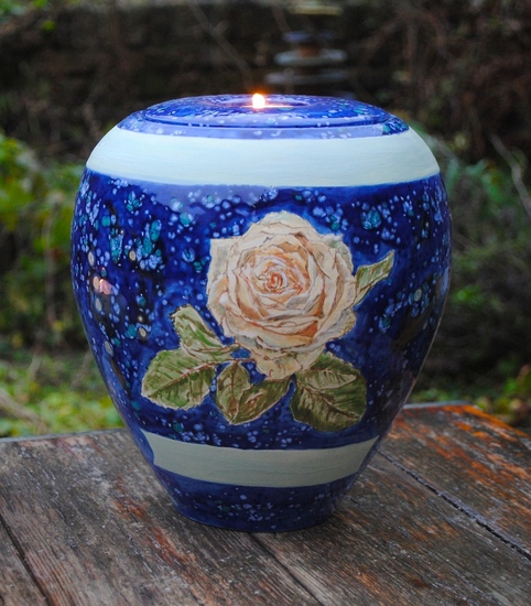 Handbeschilderde urn