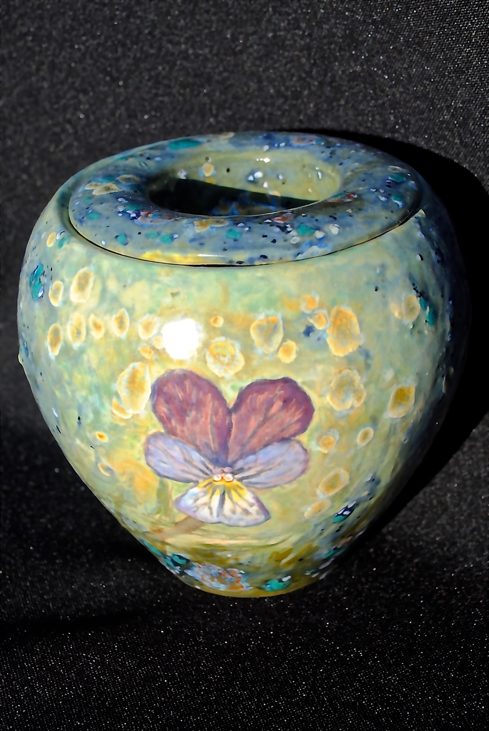 Kleine urn met viooltje