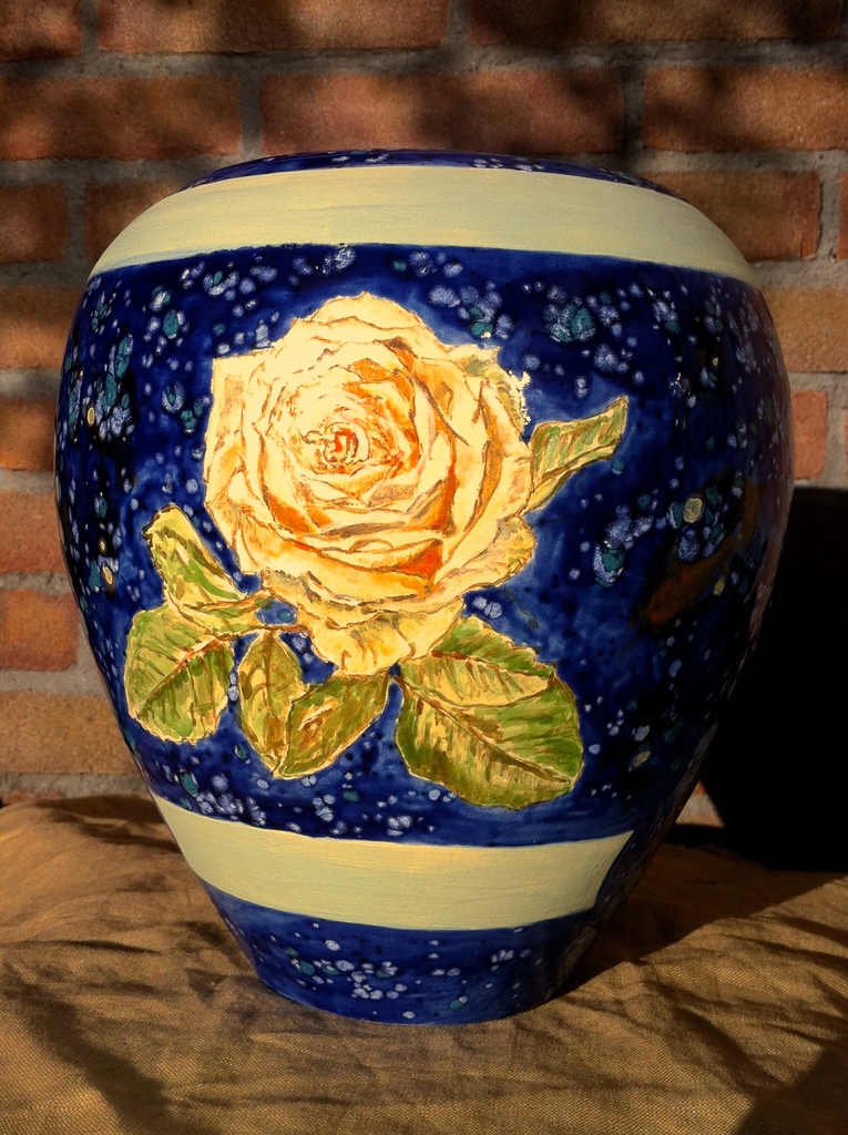 Urn beschilderd met roos