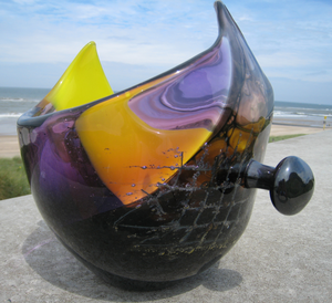 COVID-19 glass is designed by Bikkel Artist to honor and support all deceased and seriously ill people. - COVID-19 glass is door Bikkel Artist ontworpen om alle overledenen en ernstig zieken te eren en te ondersteunen.