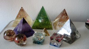 Wat is Orgoniet (Orgonite)
Orgoniet is een combinatie van kristallen, metaal en kunsthars welke onderling voortdurend energie afstoten en onlosmakelijk met elkaar zijn verbonden.
Je kunt hier van alles mee maken,van sieraden tot piramides; zelfs tafelbladen, vloeren etc. Ik beperk me tot sieraden en voornamelijk piramides / stenen en persoonlijke dingen. Het mooie hiervan is, dat men alles kan verwerken, van eigen stenen / sieraden / zelfs urnen maak ik hiervan