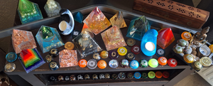 Resin is een hars soort.. even een korte uitleg. Wat is Orgoniet (Orgonite) Orgoniet is een combinatie van kristallen, metaal en kunsthars welke onderling voortdurend energie afstoten en onlosmakelijk met elkaar zijn verbonden. Je kunt hier van alles mee maken,van sieraden tot piramides; zelfs tafelbladen, vloeren etc. Doordat hars natuurlijk vloeibaar is, krijg je nooit hetzelfde effect ook al gebruik je dezelfde kleuren