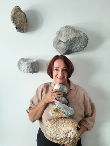 Stenen van papier maché, ze lijken zwaar maar zijn heel licht. Beschilderd met kalkverf en bladgoud. Diverse composities mogelijk.