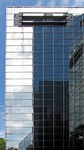 Foto's van gebouwen met spiegelende ramen en andere reflecties.