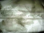Droomkussen, organza zijde met zilverdraad, 2005. In plaats van met veren is dit wit zijden kussen gevuld met zilveren droom teksten. Aan de buitenkant is dit niet te zien; wat zich in het hoofd af speelt is niet leesbaar. Middels een lichtbak zijn flarden gedachten bij dit kussen wel zichtbaar.