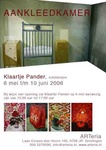 Aankleedkamer, schilderijen, 2006. Deze schilderijen vormen een levensgrote 'aankleedkamer' vergelijkbaar met papieren aankleedpoppen die ik van vroeger ken. De poppen kon je voorzien van verschillende kledingstukken. Bij de kamer kun je schilderijen van objecten op of tegenover de lege plekken van de achterwand hangen.