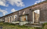 Door de Duitse bezetters gebouwd in 1942 om de Marine Artillerie Waffenkommando te huisvesten. Het gebouw kreeg de bijnaam 'Casino Huisduinen' vanwege de (dans)feesten die hier gehouden werden door de Duitsers. Op 10 juni 2009 is het administratie gebouw grotendeels verwoest door een brand die aangestoken werd.
