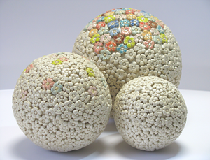 Mijn oeuvre bestaat uit de combinaties van schilderijen in olieverf, beelden en objecten van keramiek en poëzie, waarbij ik in rubrieken werk. 
De werken staan op zichzelf maar worden in exposities veelal in 'drieluiken' getoond. 
In deze groep ziet u een overzicht met uit iedere rubriek een werk van keramiek.