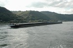 De Rijn bij Bingen en Bacharach is bekend om haar vele burchten en wijnbouw. Maar het is ook een van de drukst bevaren scheepvaartroutes in Europa.