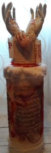 De handen van mijn moeder. Ik kwam haar trouwhandschoenen tegen, zo mooi en teer, zo niet passend bij de handen die ze nu heeft. Ruwe werkhanden. Wat hebben die handen veel meegemaakt. Geboend en gepoetst in weer en wind buiten. Die handen hebben 7 kinderen opgevoed en verzorgd. Die handen beschrijven een leven