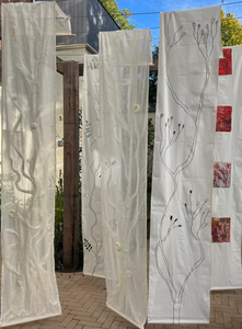 De kracht van de natuur verbeeld in deze doeken. Na een vakantie van 3 weken kwam ik terug in mijn atelier en zag dat de blauwe regen mijn naaimachine had overwoekerd. Gegroeid door het afgesloten raam heen. Ik verbaasde mij hierover. Als wij mensen de ruimte geven aan de natuur, dan neemt deze alle ruimte in binnen de kortste keren. Gaaf! De natuur, de schepping, kwetsbaar, maar ook krachtig