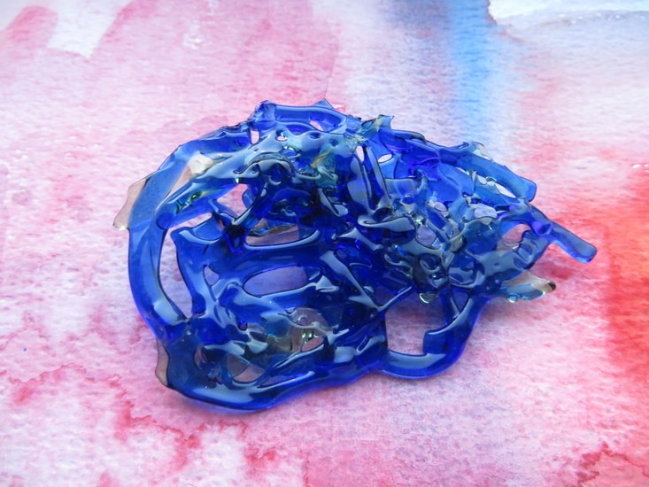 Blauwe statement Glasbroche