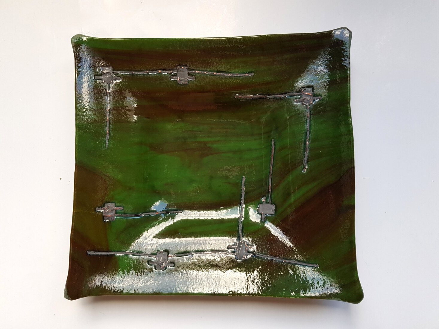 Oud groene schaal met koper ingelegd