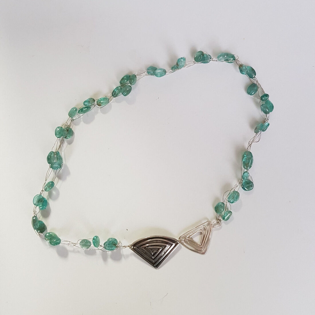 Apetite collier met zilveren driehoekjes sluiting aan de voorzijde
