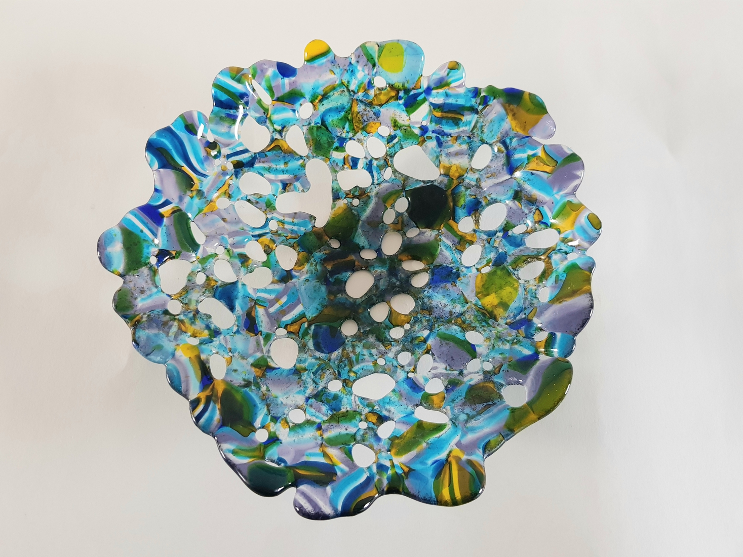 Gaten in het glas, blauw geel groene schaal