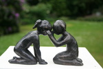 Bronzen beelden van kinderen en (moeders met) baby's. Door op de foto te klikken krijgt u de afmetingenm en de prijs te zien.