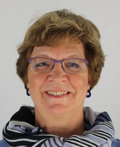 Sonja volgde de opleiding Vrije Grafiek, academie in Genk(B). Handgeschept papier verwerkt ze met andere soorten papier, inkt en tekst in 2- en 3-dimensionale werken. Geïnspireerd door de natuur en waarnemingen in haar omgeving maakt ze art-books met eigen tekst en verschillende boekbindingen. Experimenteert met cyanotype en groentepapier.
