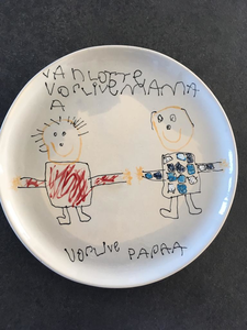 Tekeningen van de kleinkinderen zijn gebruikt om op verschillende maten borden te zetten.