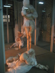 Experimentele installatie's met plastic, isolatieschuim, kousen en ijzerdraad.
Op zoek naar expressie, interessante composities en een eigen verhaal.
In het tijdelijk atelier in Waalwijk de schoenenfabriek. 2008