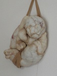 In deze nylonsculpturen zijn lichaamsdelen te herkennen, maar deze liggen niet op de herkenbare plekken. Ze worden dan ook met verschillende emoties bekeken. Zelf vind ik ze fascinerend, beelden van kracht, stilte, eenheid. Ze zijn wie ze zijn zonder oordeel.