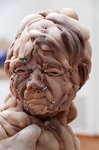 Het nylonportret wordt door gekleurde kopspelden bij elkaar gehouden, trekt men ze eruit dan verliest het beeld zijn of haar bestaan. Het nylonportret wordt intuïtief met hulp van de kopspelden gevormd. Altijd verrassend welk karakter portret te voorschijn komt.