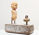 van gejut drijfhout, andere strandvondsten en geroest metaal worden assemblages, sculpturen en wandobjecten gecreëerd die een vertaling kennen van zee en strand