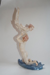 In aardewerk en steengoedklei zijn de figuren vorm gegeven. Soms in combinatie met draaiwerk. Het aardewerk is met Majolica beschilderd, het steengoed met eigen samengestelde glazuren.