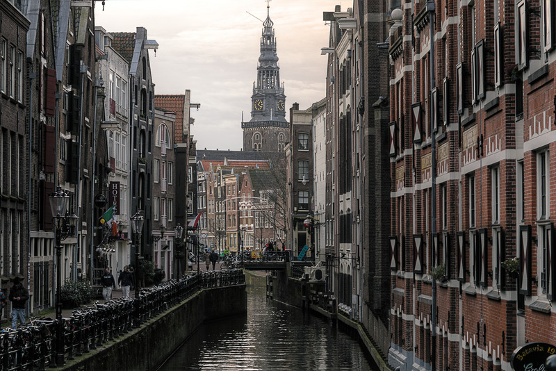 Amsterdam Oude kerk vanaf Prins Hendrik kade