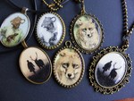 Een heuse ets als hanger. Deze sieraden bestaan uit een speciaal ontworpen en afgedrukte ets van 3 x 4 of 2,5 x 2,5 cm in een zg cabochon-setting. De ets is afgewerkt met polyester als beschermlaag.