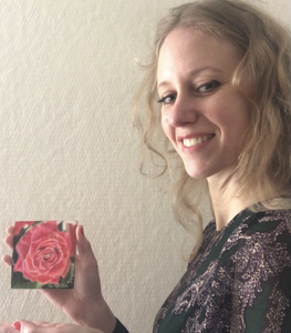 Een perfect kunstwerkje om je ogen te strelen en even lekker van te genieten. Niet te groot, maar super schattig van 10 x 10 cm zodat jij kan genieten van de kunst aan jouw muur, en ook nog voor een perfect prijsje.