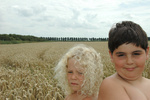 kinderen uit Holland met verschillende culturele achtergronden geplaatst in het decor van typische Hollandse landschappen.