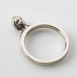 En op een moment waarop het 'grote' werk me te groot werd, deed ik iets helemaal anders: ik maakte mijn kleinste werk ooit ! Ik noem het 'small emotions' en liet het in wit goud gieten. Puur, sober en rond als een ring, symbool voor de oneindige cirkelbeweging van het leven waar we als kwetsbare mens middenin staan.