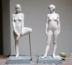 In één van de oudste materialen die wij mensen meester zijn bezingt Isabelle de tederste muziek die je je kan voorstellen. Ze doet het brons vloeien als een penseelstreek. Het strijklicht leeft pas als het haar figuren kan raken. Een zeldzaam juweel, alsof de eerste keer dat je de zon voelt... Het is een genoegen om dit te mogen ontdekken...