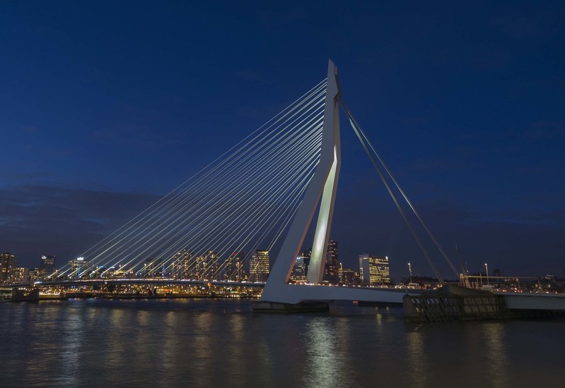 Erasmusbrug in blauwe uur