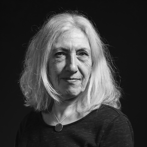 Krachtige zwartwit portretten van vrouwen boven de 50.
Ongepolijst en met zichtbare kleine imperfecties.
In gesprekken met vrouwen over foto's van vroeger is de reactie vaak: ‘wat jammer dat ik toen niet zag hoe mooi ik eigenlijk was.’ Ik heb vrouwen gevonden die besluiten dat ze hun schoonheid van nu wèl willen zien en waarderen, inclusief de rimpels en ouderdomsvlekken.
De portretten worden begeleid door groene stillevens, stille getuigen van de cyclus van het leven.