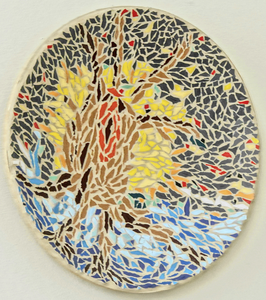 Werk met glas en steenjes, soms met keramiekdelen