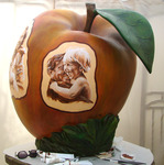 Oranje appel of beter gezegd 'koninklijke appel. Als een van de 50 kunstenaars ben ik uitgenodigd om een grote witte kunstof appel van 110 cm bij 90 cm te beschilderen met als thema 'het koningklijk huis' Dit in opdracht van de beeldentuin in Garderen
