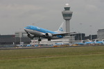 Schiphol, vliegtuigen die zowel landen, opstijgen als aan de gate.