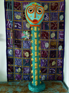 Een van een hele serie totems. Ze zijn gemaakt van papier-mache en deze is 1.25/30/25 cm/
