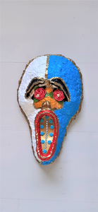 Dit masker laat zowel het enge als het mooie zien