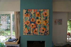 Ik laat me inspireren door een kleur, een gevoel of wat ik heb gezien of meegemaakt. Ik ga voor het doek zitten met een grof idee. Terwijl ik schets ontstaat de compositie.